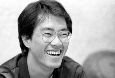 Foto em preto e branco de Akira Toriyama sorrindo, criador de Dragon Ball, em homenagem ao aniversário de sua morte