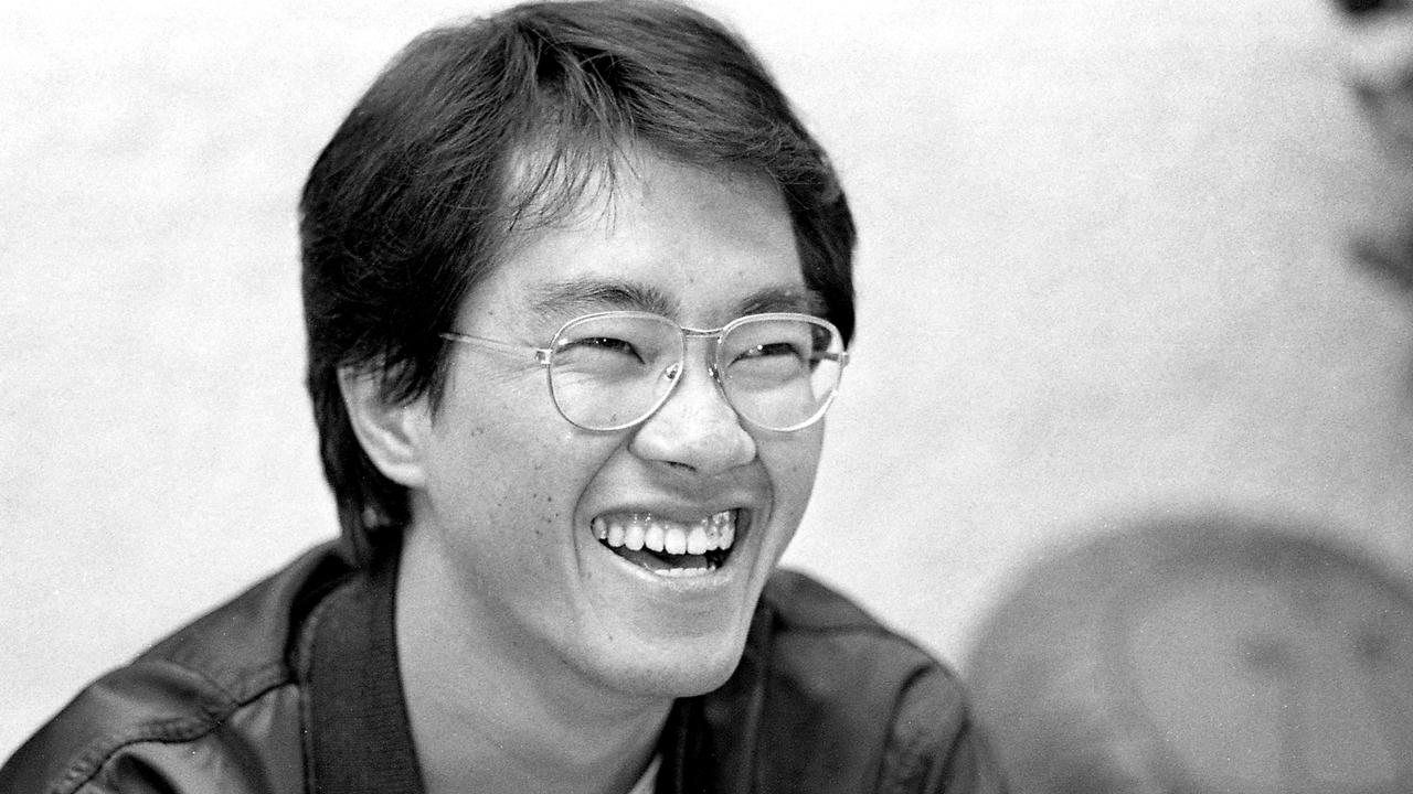 Foto em preto e branco de Akira Toriyama sorrindo, criador de Dragon Ball, em homenagem ao aniversário de sua morte