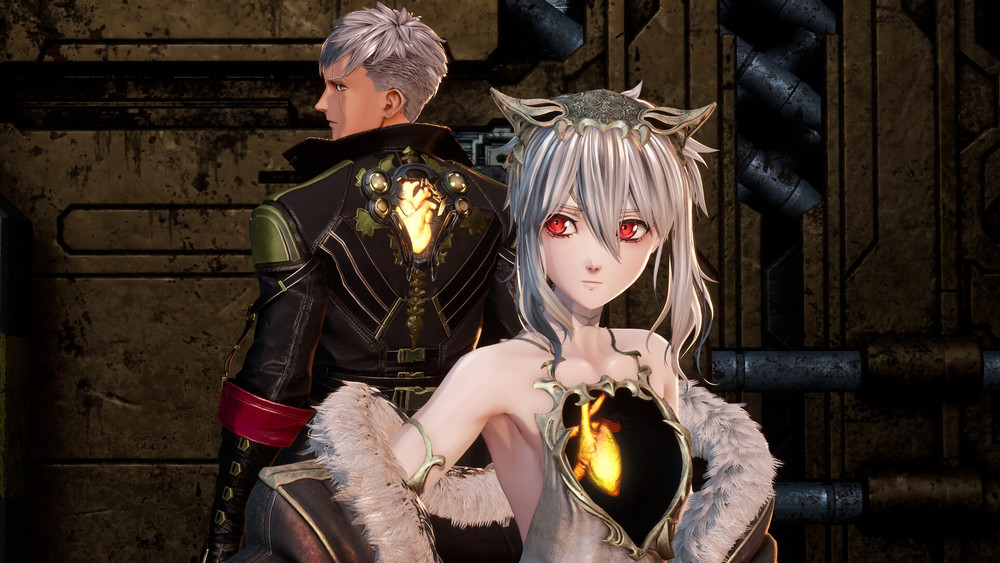 Personagens de CODE VEIN II em destaque: Josée Anjou em primeiro plano com olhos vermelhos e traje elegante, enquanto o Caçador de Revenants aparece ao fundo em um ambiente industrial sombrio.