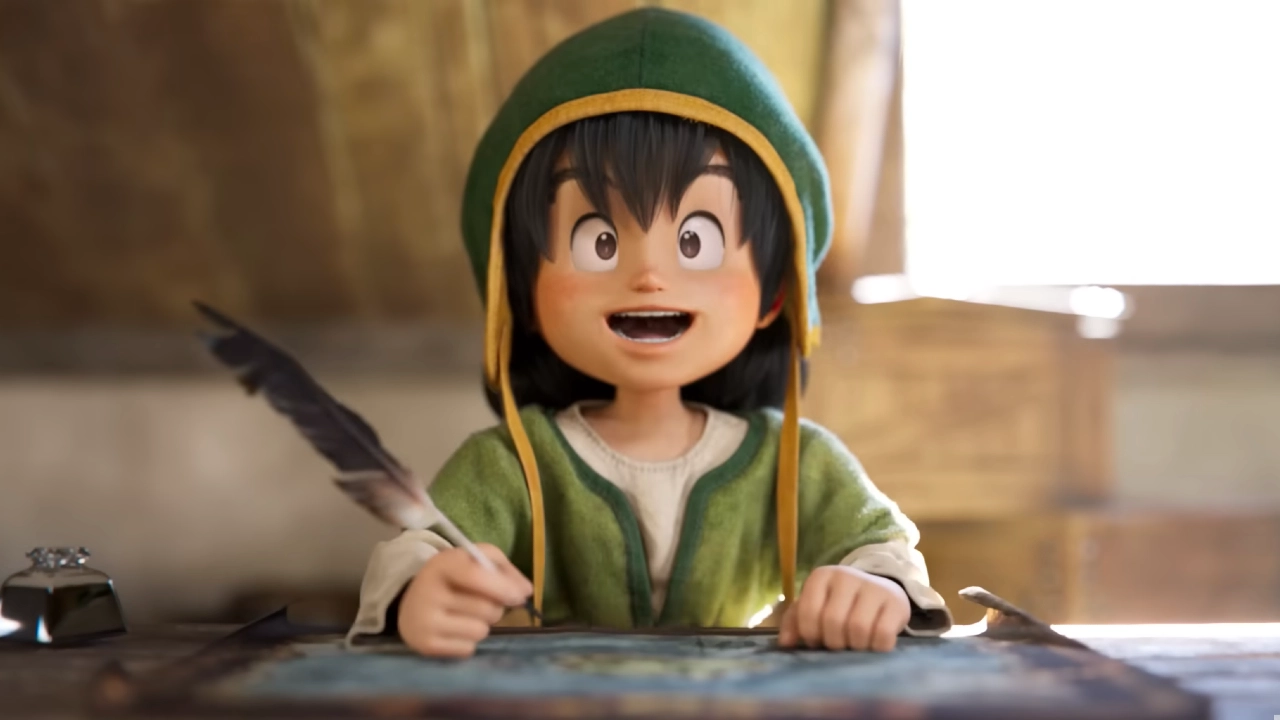 Personagem infantil de DRAGON QUEST VII Reimagined com chapéu verde e pena na mão, sorrindo enquanto escreve sobre uma mesa em ambiente iluminado.