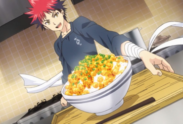 Personagem de anime ruivo apresentando tigela de arroz com ovos em cozinha