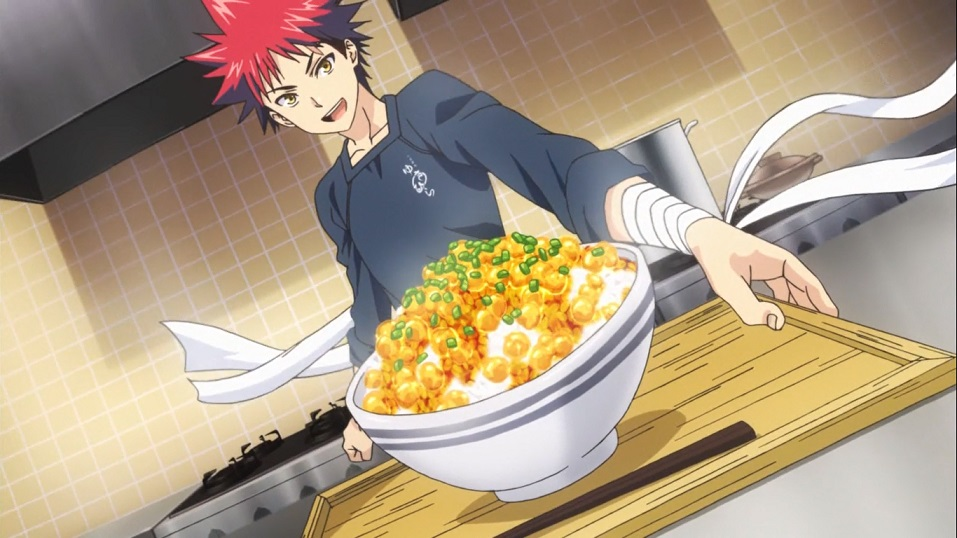 Personagem de anime ruivo apresentando tigela de arroz com ovos em cozinha