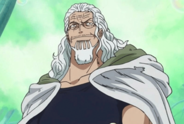 Silvers Rayleigh, o Vice-Capitão dos Piratas do Roger em One Piece, com cabelos brancos longos e capa verde sobre fundo verde claro