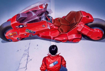 Cena icônica do anime Akira de 1988 mostrando a moto vermelha de Kaneda voando sobre Tetsuo, representando o marco cyberpunk que revolucionou a animação japonesa e abriu portas para o anime no Ocidente