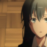 Garota de anime com cabelo longo e olhar contemplativo em cena que representa solidão emocional e desconexão, com iluminação quente ao fundo criando contraste com a expressão melancólica da personagem