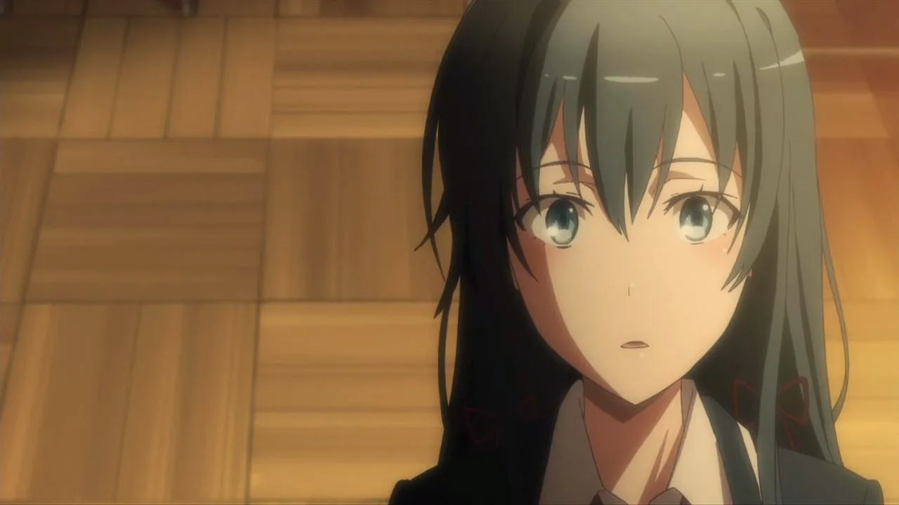 Garota de anime com cabelo longo e olhar contemplativo em cena que representa solidão emocional e desconexão, com iluminação quente ao fundo criando contraste com a expressão melancólica da personagem