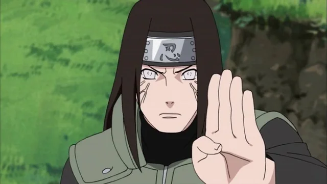 Personagem Neji Hyuga de Naruto Shippuden com headband da Vila da Folha fazendo gesto de mão característico do clã Hyuga em meio à floresta, representando determinação e quebra de expectativas impostas pelo destino