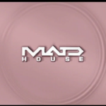 Logo metálico do estúdio de animação MAPPA (MAPPA House) em destaque sobre fundo rosa suave com círculos concêntricos