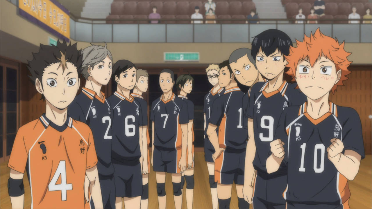 Personagens do anime Haikyuu!! reunidos no ginásio, incluindo Hinata (uniforme laranja número 10), Kageyama (número 9) e outros jogadores do time Karasuno em seus uniformes azul marinho e laranja