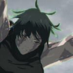 Maki Zen'in com expressão vazia empunhando grande espada em movimento dinâmico durante cena do massacre do Clã Zen'in no episódio 4 da temporada 3 de Jujutsu Kaisen com céu cinza ao fundo