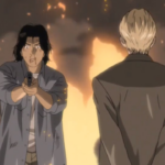 Dr. Kenzo Tenma de cabelo preto apontando arma para Johan Liebert loiro, com fumaça e chamas ao fundo em cena de Monster anime