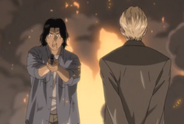 Dr. Kenzo Tenma de cabelo preto apontando arma para Johan Liebert loiro, com fumaça e chamas ao fundo em cena de Monster anime