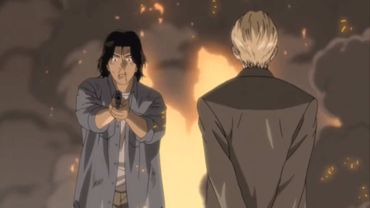 Dr. Kenzo Tenma de cabelo preto apontando arma para Johan Liebert loiro, com fumaça e chamas ao fundo em cena de Monster anime