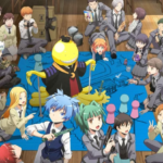 Cena de Assassination Classroom mostrando Koro-sensei, o professor alienígena amarelo, cercado pelos alunos da turma 3-E sentados no chão de madeira em círculo durante uma reunião de classe