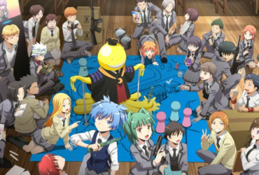Cena de Assassination Classroom mostrando Koro-sensei, o professor alienígena amarelo, cercado pelos alunos da turma 3-E sentados no chão de madeira em círculo durante uma reunião de classe