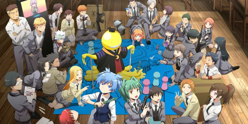Cena de Assassination Classroom mostrando Koro-sensei, o professor alienígena amarelo, cercado pelos alunos da turma 3-E sentados no chão de madeira em círculo durante uma reunião de classe