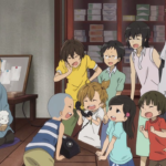 Cena do anime Barakamon com personagem principal loiro cercado por grupo de crianças sorridentes e idosos em casa tradicional japonesa, representando conexão humana, comunidade rural e redescoberta do sentido da vida através de relações simples