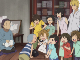 Cena do anime Barakamon com personagem principal loiro cercado por grupo de crianças sorridentes e idosos em casa tradicional japonesa, representando conexão humana, comunidade rural e redescoberta do sentido da vida através de relações simples