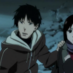 Cena do anime Welcome to the NHK com Tatsuhiro Satou e Misaki Nakahara em um ambiente nevado e escuro. Satou, de casaco com capuz, segura o ombro de Misaki, que usa cachecol roxo e parece preocupada, transmitindo tensão, isolamento e fragilidade emocional.