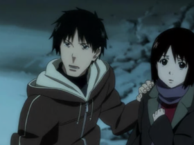 Cena do anime Welcome to the NHK com Tatsuhiro Satou e Misaki Nakahara em um ambiente nevado e escuro. Satou, de casaco com capuz, segura o ombro de Misaki, que usa cachecol roxo e parece preocupada, transmitindo tensão, isolamento e fragilidade emocional.