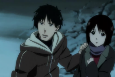 Cena do anime Welcome to the NHK com Tatsuhiro Satou e Misaki Nakahara em um ambiente nevado e escuro. Satou, de casaco com capuz, segura o ombro de Misaki, que usa cachecol roxo e parece preocupada, transmitindo tensão, isolamento e fragilidade emocional.