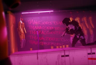 Personagem armado corre por um corredor iluminado por luzes neon rosas e roxas em uma instalação futurista, com trajes espaciais pendurados e a frase “THANK GOD IT’S YOU” pichada na parede.