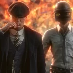 Homem com boina e terno caminha ao lado de um soldado com capacete de PUBG, enquanto uma grande explosão acontece ao fundo.