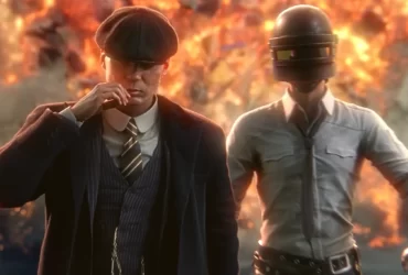 Homem com boina e terno caminha ao lado de um soldado com capacete de PUBG, enquanto uma grande explosão acontece ao fundo.