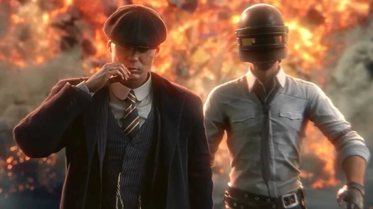 Homem com boina e terno caminha ao lado de um soldado com capacete de PUBG, enquanto uma grande explosão acontece ao fundo.