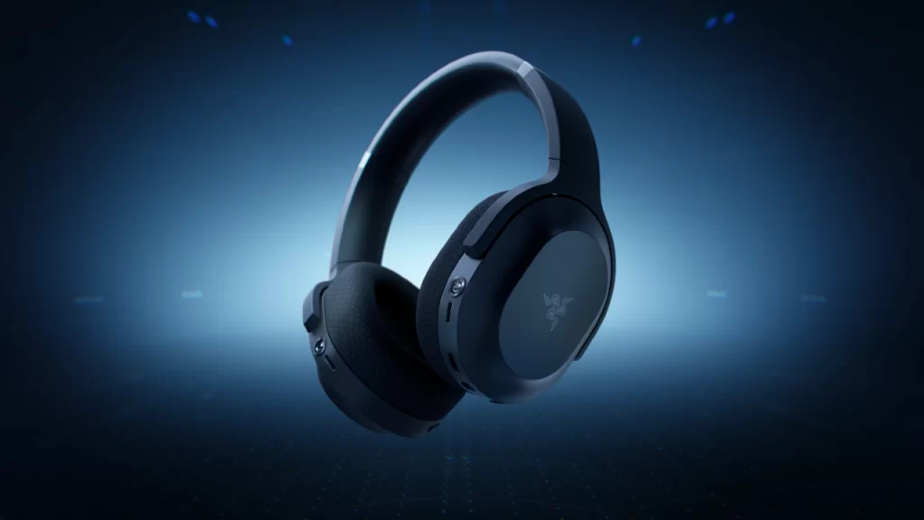 Headset gamer sem fio da Razer em cor preta, com design moderno e minimalista, apresentado sobre fundo azul com iluminação futurista.