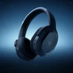 Headset gamer sem fio da Razer em cor preta, com design moderno e minimalista, apresentado sobre fundo azul com iluminação futurista.