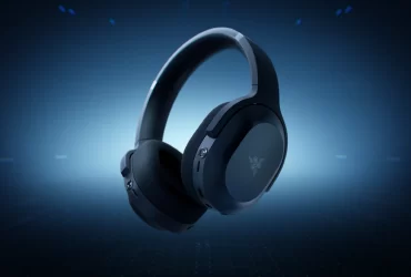 Headset gamer sem fio da Razer em cor preta, com design moderno e minimalista, apresentado sobre fundo azul com iluminação futurista.