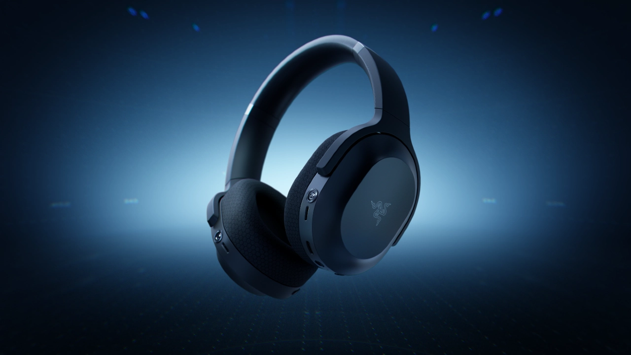 Headset gamer sem fio da Razer em cor preta, com design moderno e minimalista, apresentado sobre fundo azul com iluminação futurista.