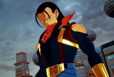 Imagem de Super 17 em DRAGON BALL: Sparking! ZERO, vestindo traje azul com detalhes amarelos e lenço vermelho, em uma cidade futurista sob céu nublado.