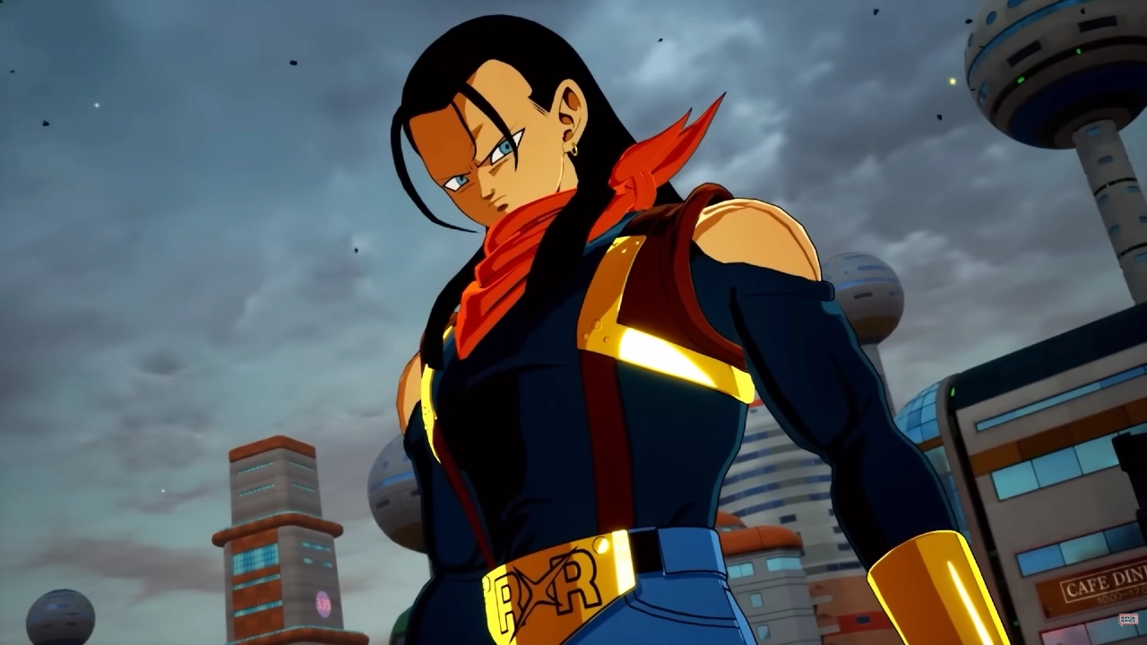 Imagem de Super 17 em DRAGON BALL: Sparking! ZERO, vestindo traje azul com detalhes amarelos e lenço vermelho, em uma cidade futurista sob céu nublado.