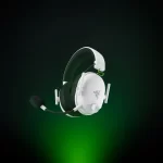 Headset gamer Razer BlackShark V3 White Edition para Xbox na cor branca, com microfone destacável, sobre fundo escuro com iluminação verde.