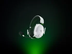 Headset gamer Razer BlackShark V3 White Edition para Xbox na cor branca, com microfone destacável, sobre fundo escuro com iluminação verde.