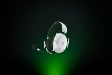 Headset gamer Razer BlackShark V3 White Edition para Xbox na cor branca, com microfone destacável, sobre fundo escuro com iluminação verde.
