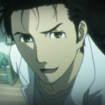 Frame de Steins;Gate mostrando Okabe Rintarou em close com expressão séria, com interferência visual tipo gravação antiga, e ao fundo um apartamento/laboratório com outras pessoas, criando um clima de mistério e tensão.