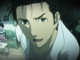 Frame de Steins;Gate mostrando Okabe Rintarou em close com expressão séria, com interferência visual tipo gravação antiga, e ao fundo um apartamento/laboratório com outras pessoas, criando um clima de mistério e tensão.
