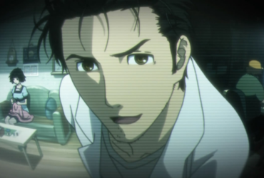 Frame de Steins;Gate mostrando Okabe Rintarou em close com expressão séria, com interferência visual tipo gravação antiga, e ao fundo um apartamento/laboratório com outras pessoas, criando um clima de mistério e tensão.