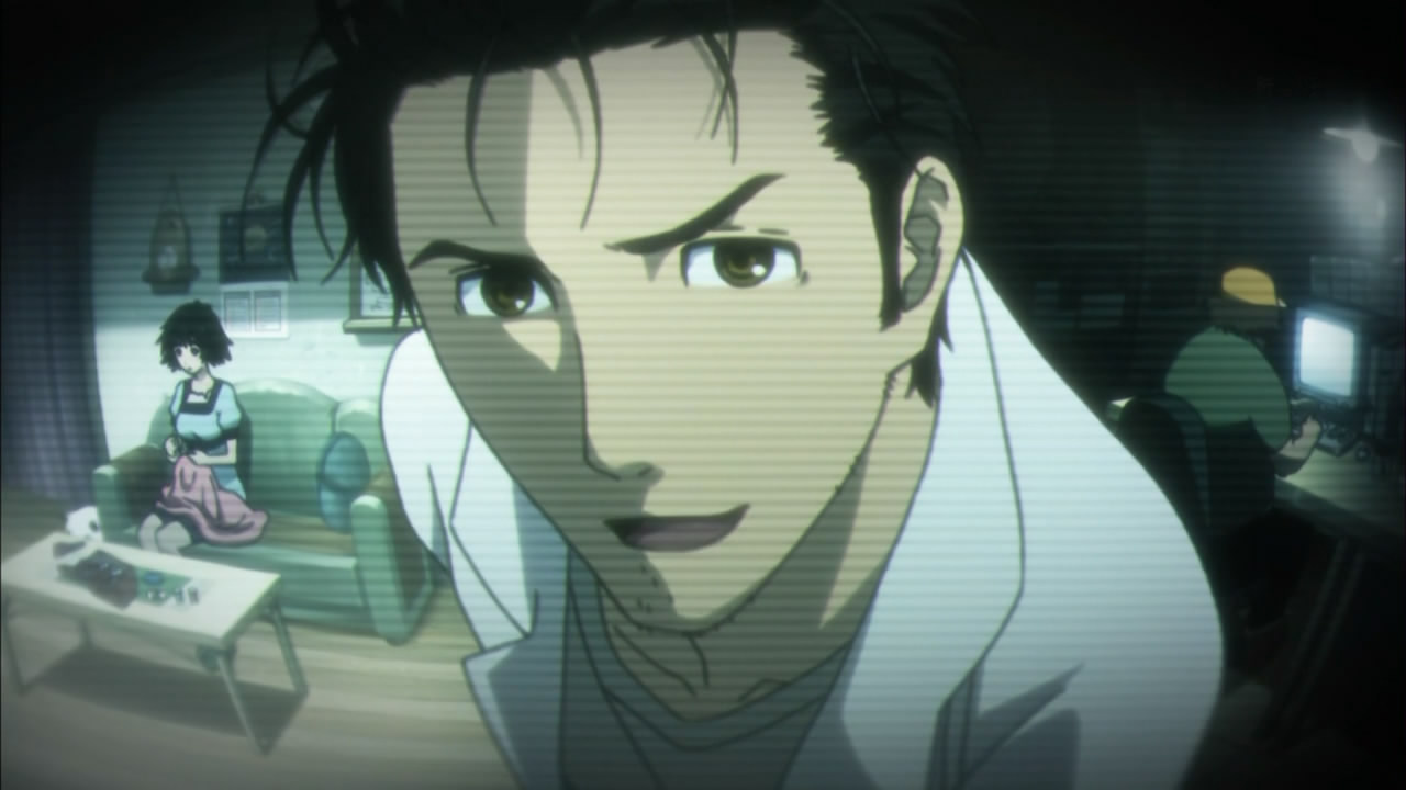 Frame de Steins;Gate mostrando Okabe Rintarou em close com expressão séria, com interferência visual tipo gravação antiga, e ao fundo um apartamento/laboratório com outras pessoas, criando um clima de mistério e tensão.