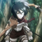 Mikasa Ackerman, de Attack on Titan, usando equipamento de manobra tridimensional enquanto avança em alta velocidade, com espada em mãos e expressão focada em meio a um fundo de árvores borradas pelo movimento.