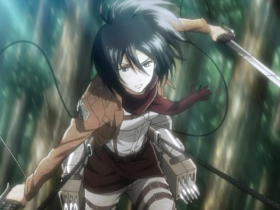 Mikasa Ackerman, de Attack on Titan, usando equipamento de manobra tridimensional enquanto avança em alta velocidade, com espada em mãos e expressão focada em meio a um fundo de árvores borradas pelo movimento.