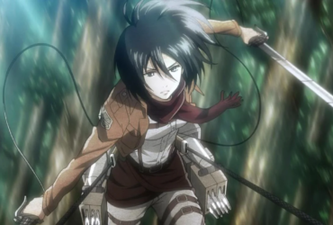 Mikasa Ackerman, de Attack on Titan, usando equipamento de manobra tridimensional enquanto avança em alta velocidade, com espada em mãos e expressão focada em meio a um fundo de árvores borradas pelo movimento.