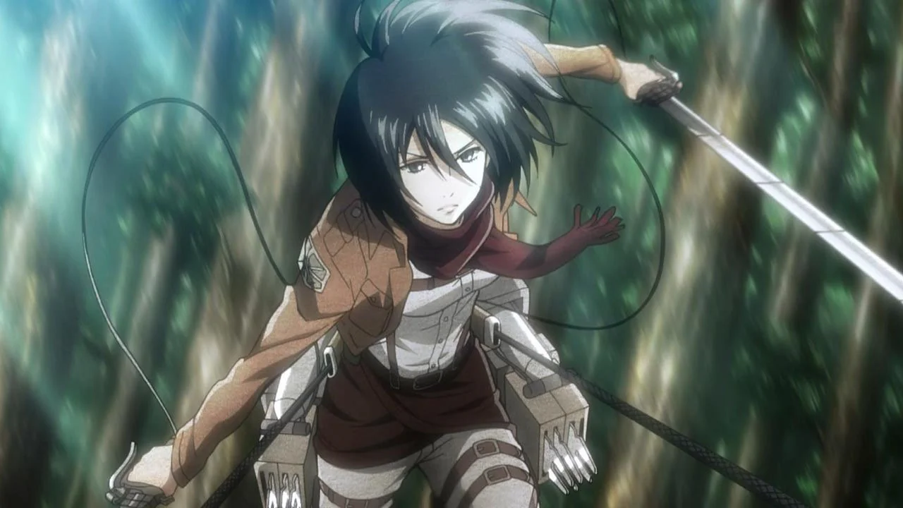 Mikasa Ackerman, de Attack on Titan, usando equipamento de manobra tridimensional enquanto avança em alta velocidade, com espada em mãos e expressão focada em meio a um fundo de árvores borradas pelo movimento.