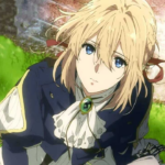 Personagem Violet Evergarden com cabelo loiro e olhos azuis, usando uniforme azul e laço vermelho, deitada na grama e olhando para cima com expressão melancólica, com fundo claro e desfocado ao lado.