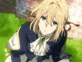 Personagem Violet Evergarden com cabelo loiro e olhos azuis, usando uniforme azul e laço vermelho, deitada na grama e olhando para cima com expressão melancólica, com fundo claro e desfocado ao lado.