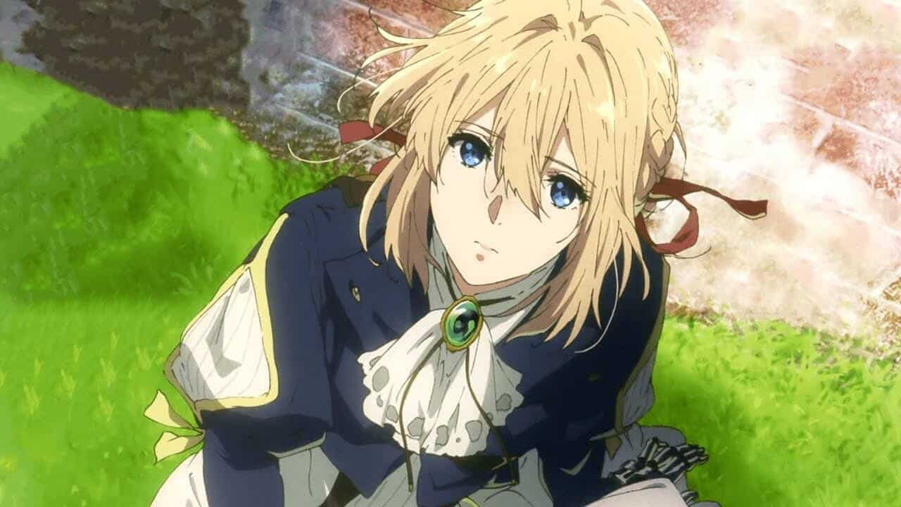 Personagem Violet Evergarden com cabelo loiro e olhos azuis, usando uniforme azul e laço vermelho, deitada na grama e olhando para cima com expressão melancólica, com fundo claro e desfocado ao lado.