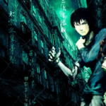 Arte de Texhnolyze com paleta verde-azulada, mostrando um homem de cabelo preto com expressão séria e braço mecânico em primeiro plano, ao lado de um jovem com olhar cansado, com prédios escuros ao fundo e caracteres japoneses espalhados pela composição.